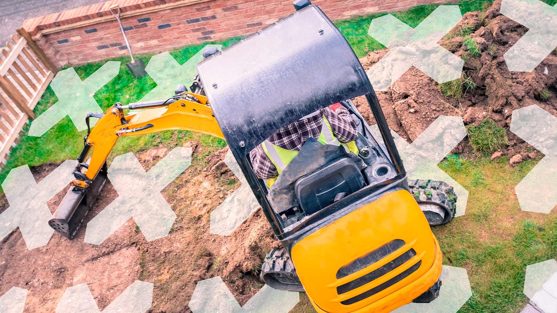 Opérateur faisant une opération de terrassement dans un jardin résidentiel.