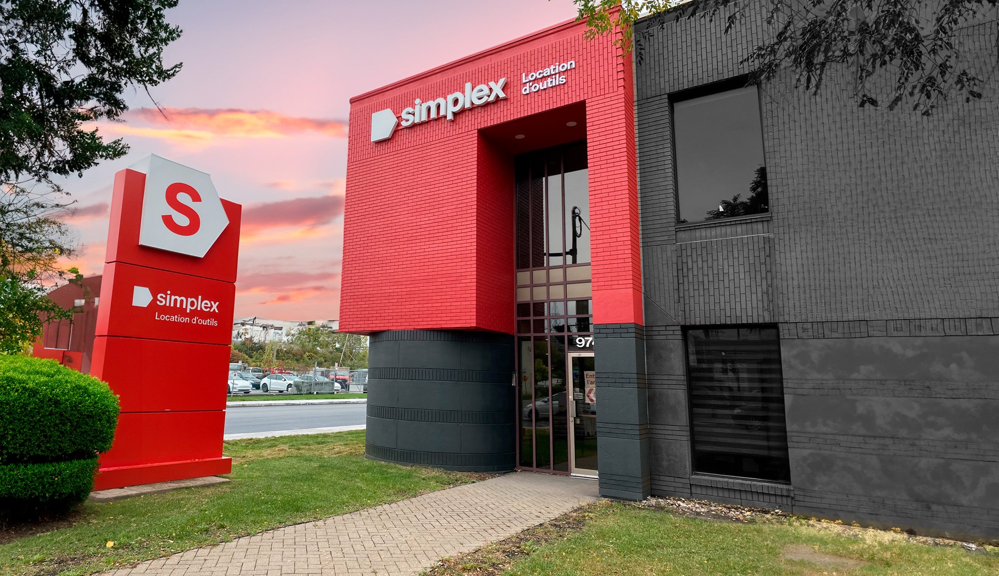 Photo de la succursale Simplex Location d'Outils situé à Montréal. Il y a un bâtiment est rouge et noir avec l'enseigne en blanc.