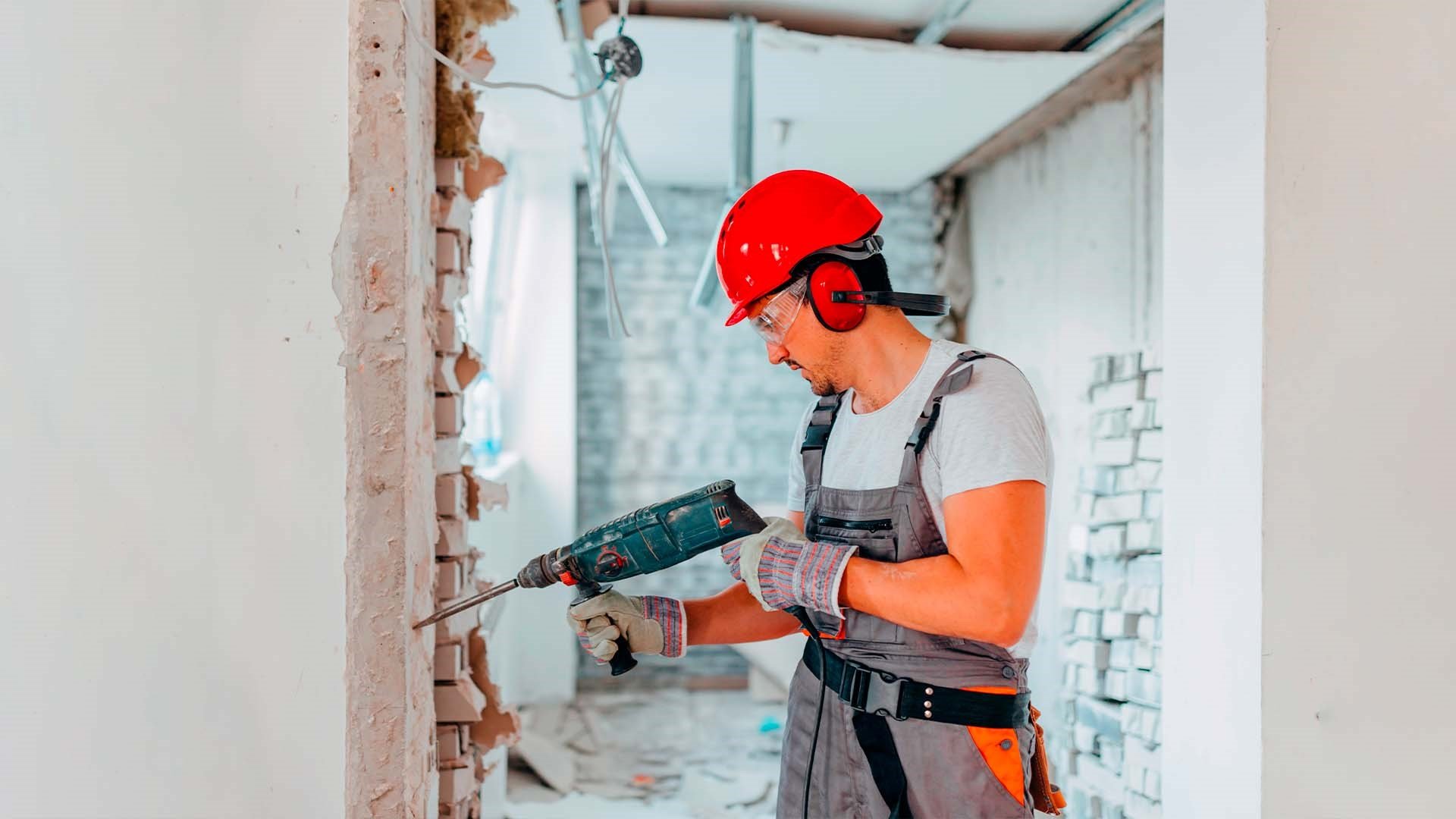 homme perceuse béton